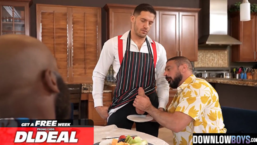 หนุ่มวัยรุ่นผิวขาวหน้าตาดีถูกนิโกรหื่นกระหายรุมสวิงกิ้งอย่างมันส์น้ำอสุจิกระจาย หนุ่มวัยรุ่นผิวขาวหน้าตาดีถูกนิโกรหื่นกระหายรุมสวิงกิ้งอย่างมันส์น้ำอสุจิกระจาย