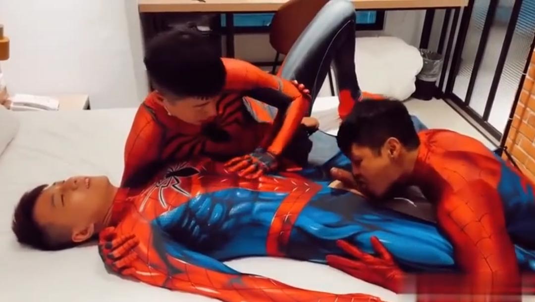 สไปเดอร์แมน 3 คนสวิงกิ้งเร้าใจมากควยกระแทกกระทั้นเข้าไปในร่องตูดเสียวน้ำแตก สไปเดอร์แมน 3 คนสวิงกิ้งเร้าใจมากควยกระแทกกระทั้นเข้าไปในร่องตูดเสียวน้ำแตก