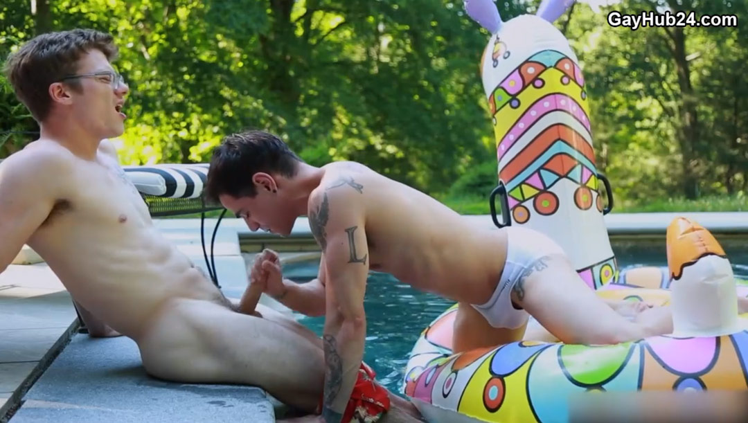 โม๊คควยกันแบบฉ่ำๆเย็ดกันริมสระน้ำจนน้ำแตกกระจาย