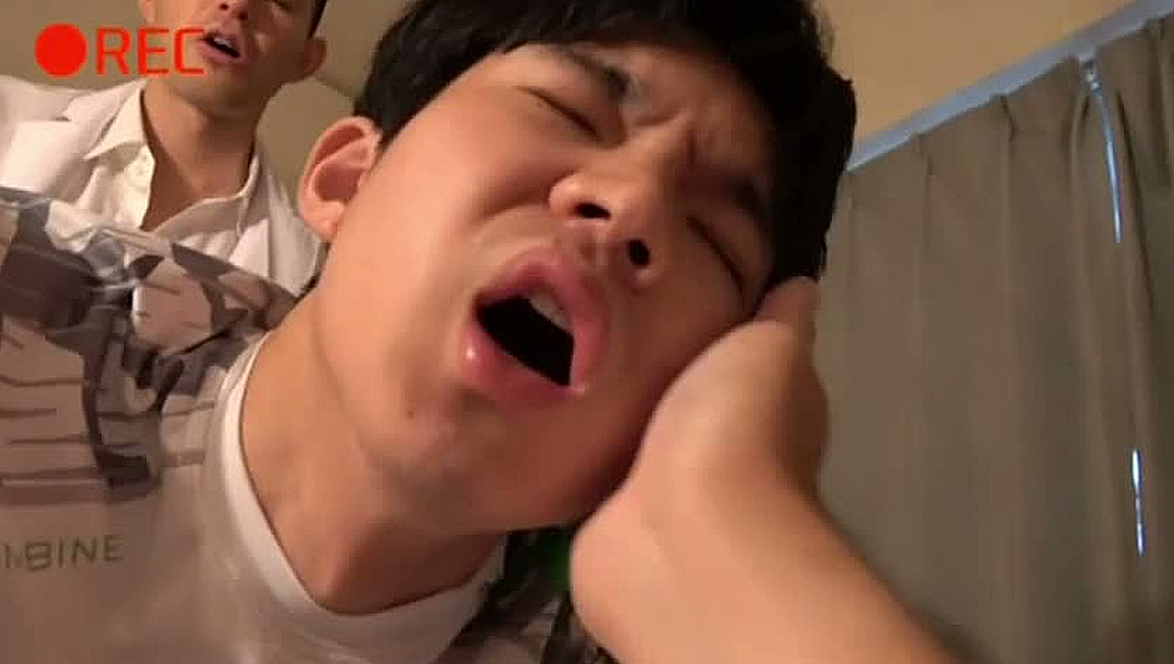 เกย์ญี่ปุ่น หนุ่มปิดตาโดนเพื่อนจูบก่อนเสียบสดคาห้องนอน เกย์ญี่ปุ่น หนุ่มปิดตาโดนเพื่อนจูบก่อนเสียบสดคาห้องนอน