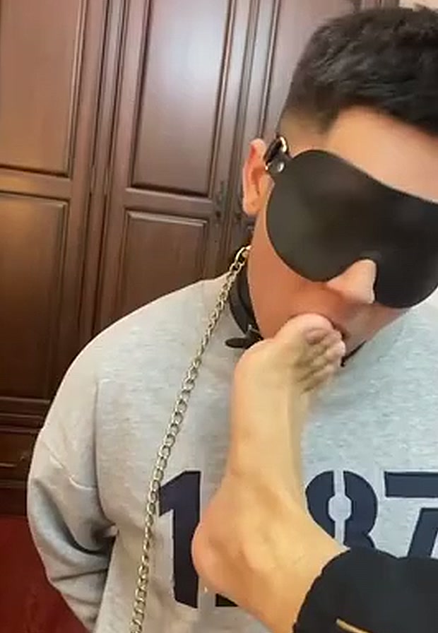 เกย์ทาส หนุ่มจีนใส่ปลอกคอจูงโซ่เลียเท้านายก่อนเสียบสด screenshot 1