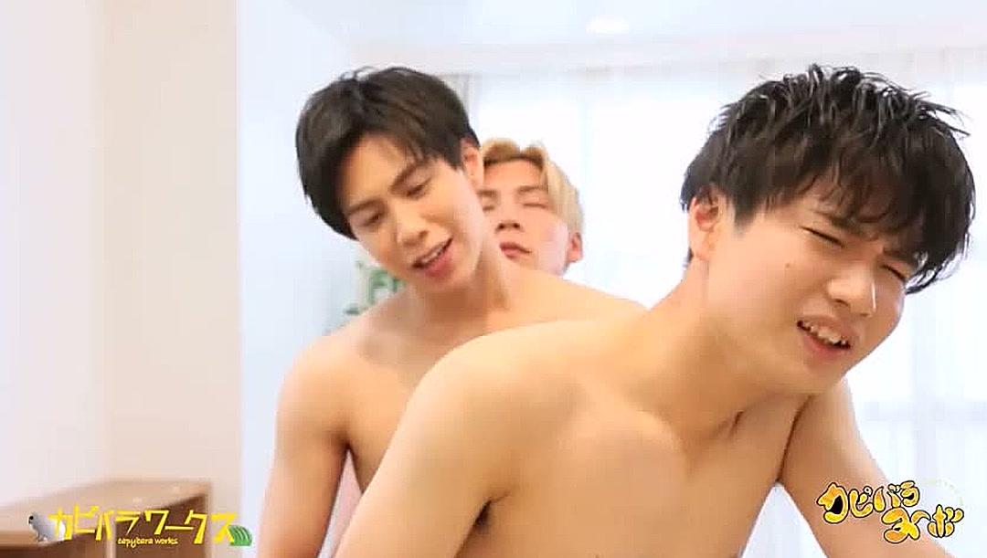 เย็ดหมู่เกย์ 3 หนุ่มญี่ปุ่นสลับเสียบสดกันในห้องนอน