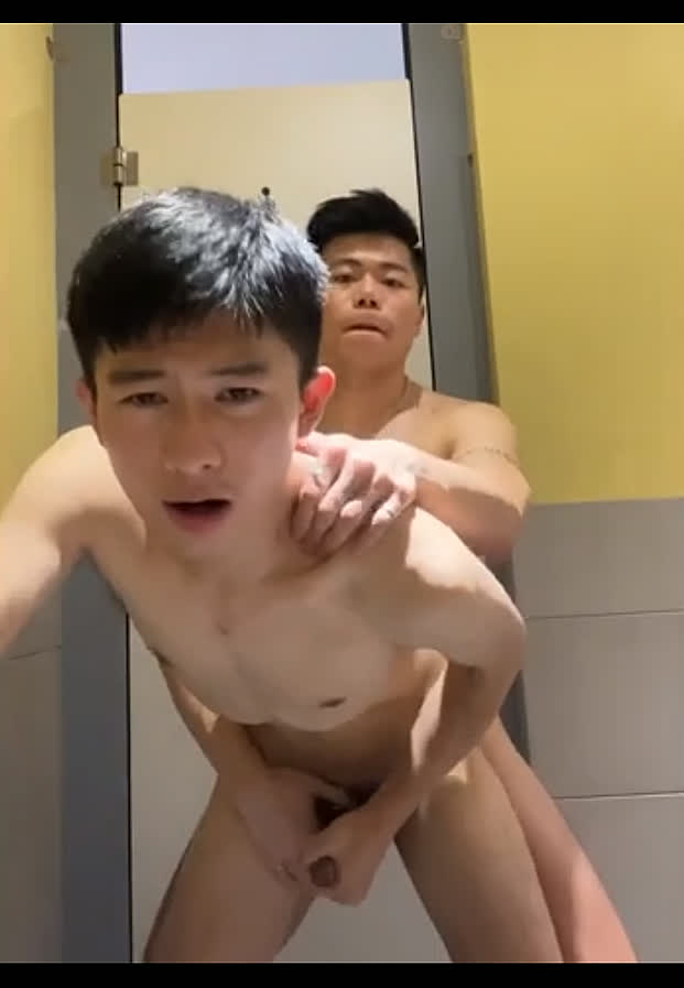 เกย์จีนชักว่าว หนุ่มจีนผอมเสี่ยงชักว่าวในห้องน้ำสาธารณะ screenshot 2