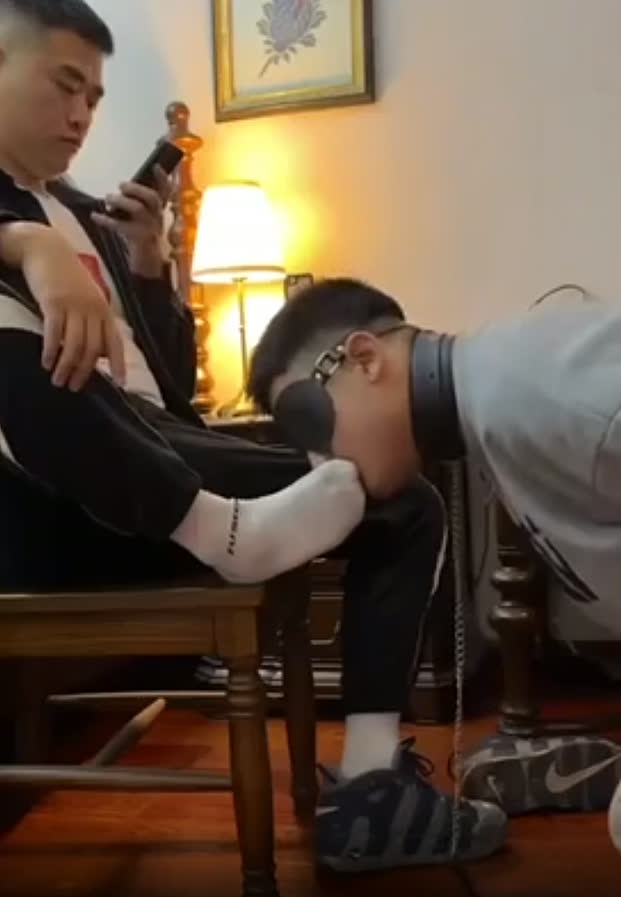 bdsm เกย์ ทาสจีนใส่ปลอกคอคุกเข่าเลียเท้านายก่อนอมควย screenshot 1