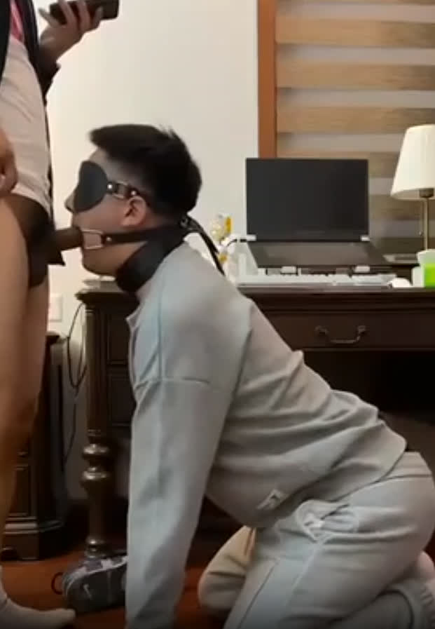 bdsm เกย์ ทาสจีนใส่ปลอกคอคุกเข่าเลียเท้านายก่อนอมควย screenshot 2