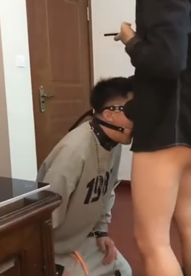bdsm เกย์ ทาสจีนใส่ปลอกคอคุกเข่าเลียเท้านายก่อนอมควย screenshot 3