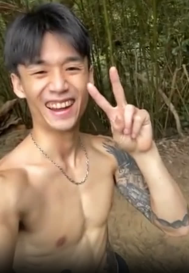 เกย์โชว์ควย หนุ่มเอเชียเสี่ยงชักว่าวกลางป่าจนแตกใน screenshot 1
