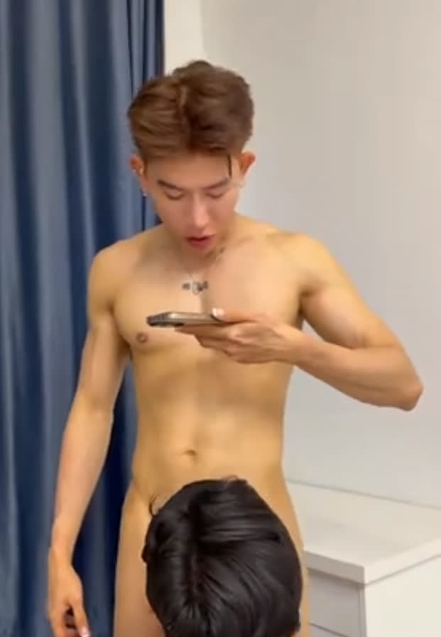 หนังโป๊เกย์ไทย หนุ่มสักลายใส่แว่นวีอาร์โดนขย่มเสียบสดคาห้อง screenshot 1
