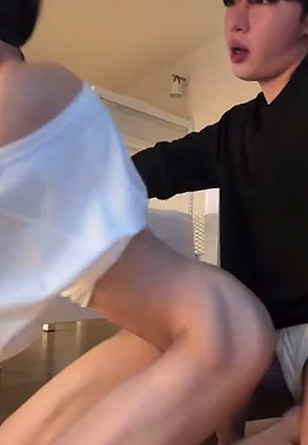 เกย์แอบเย็ดกัน คู่หนุ่มวัยรุ่นเสียบสดในห้องใต้หลังคาสุดฟิน screenshot 3