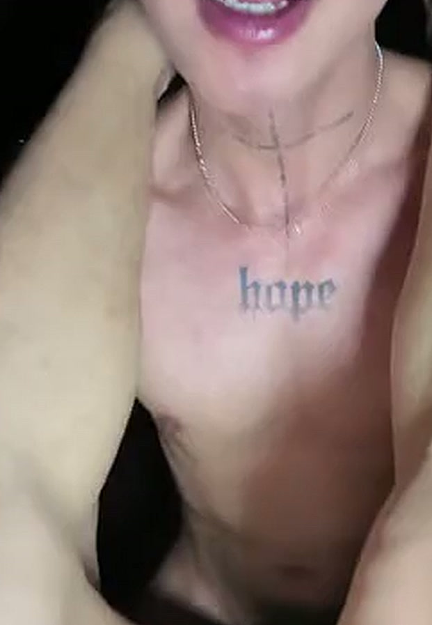 เกย์ตูดใหญ่ หนุ่มผอมสักลายเต็มตัวจัดฟันฟินสุดในห้องมืด screenshot 3