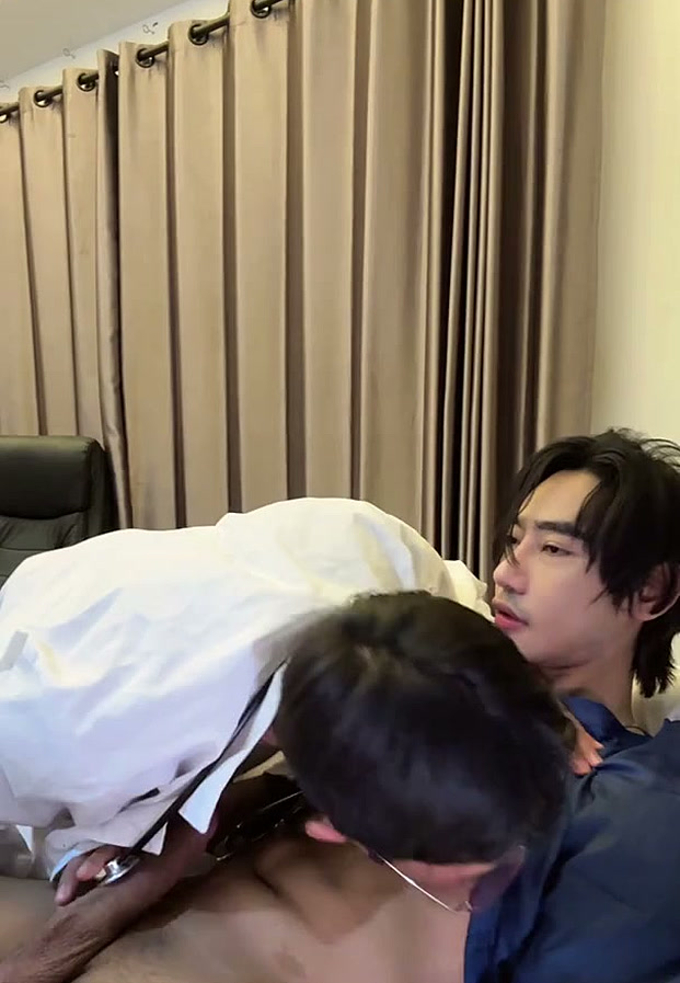 เกย์กล้ามโต หนุ่มไทยลายสักจัดหนักคู่ขาบนเตียง screenshot 1