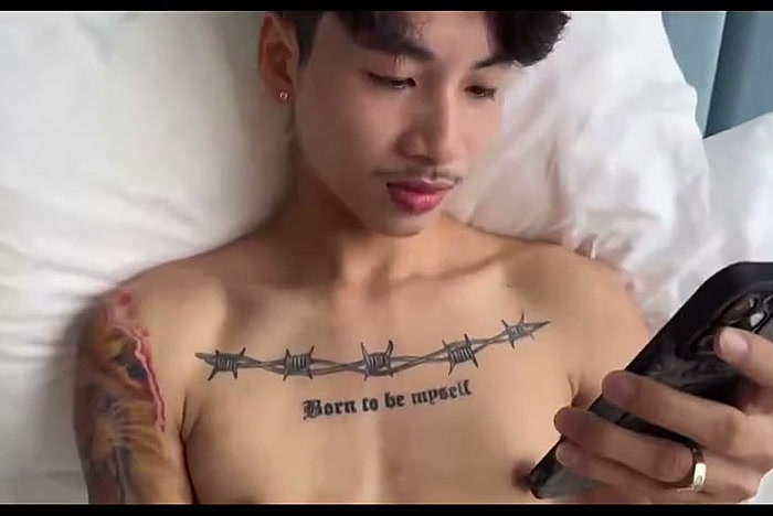 เกย์อมควยไทย หนุ่มรอยสักนอนรับคู่ขาบนเตียงสีขาว screenshot 1