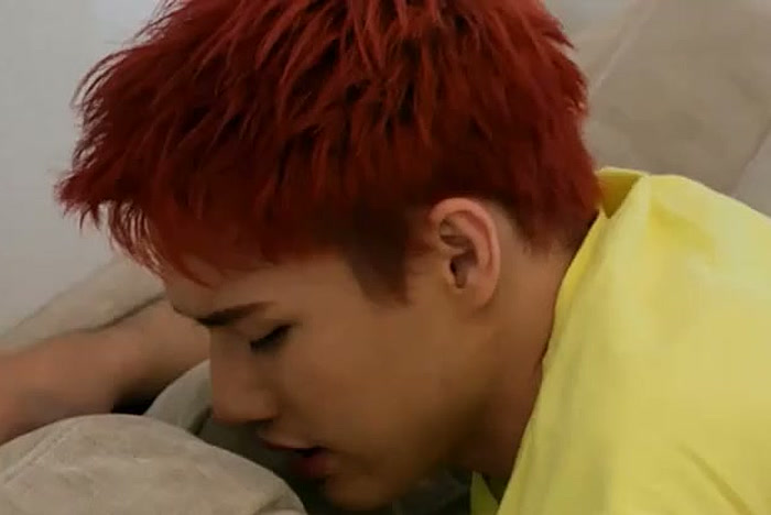 คลิปเกย์ญี่ปุ่น หนุ่มผมแดงเสื้อเหลืองเล่นกับคู่ขาบนโซฟา screenshot 2