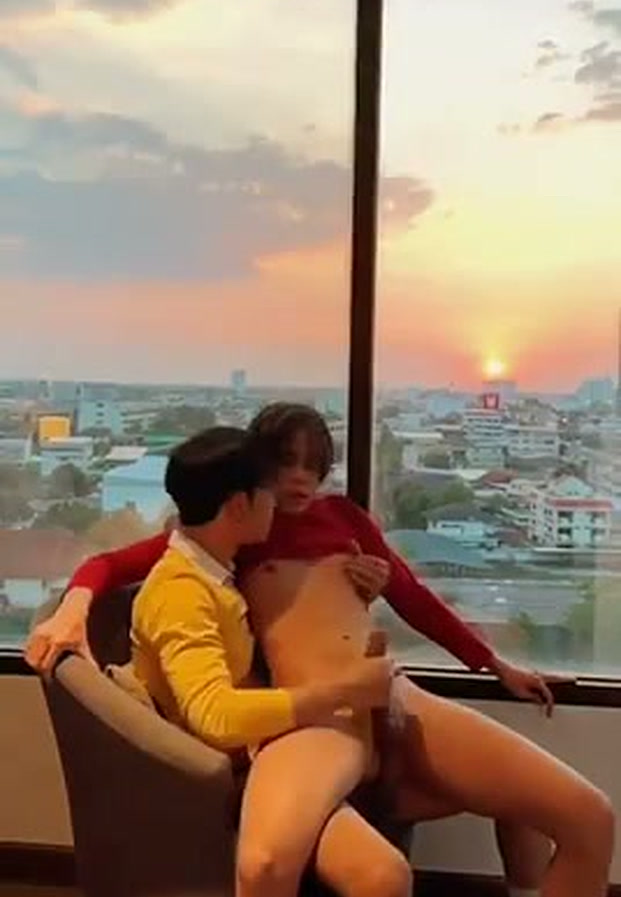 เย็ดเกย์ไทย คู่หนุ่มเสื้อเหลืองแดงจัดกันริมหน้าต่างวิวพระอาทิตย์ตก screenshot 3