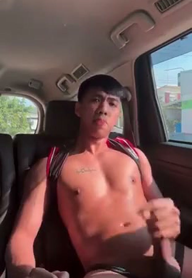 เกย์ชักว่าว หนุ่มไทยกล้ามแน่นช่วยตัวเองบนเบาะหลังรถ screenshot 3