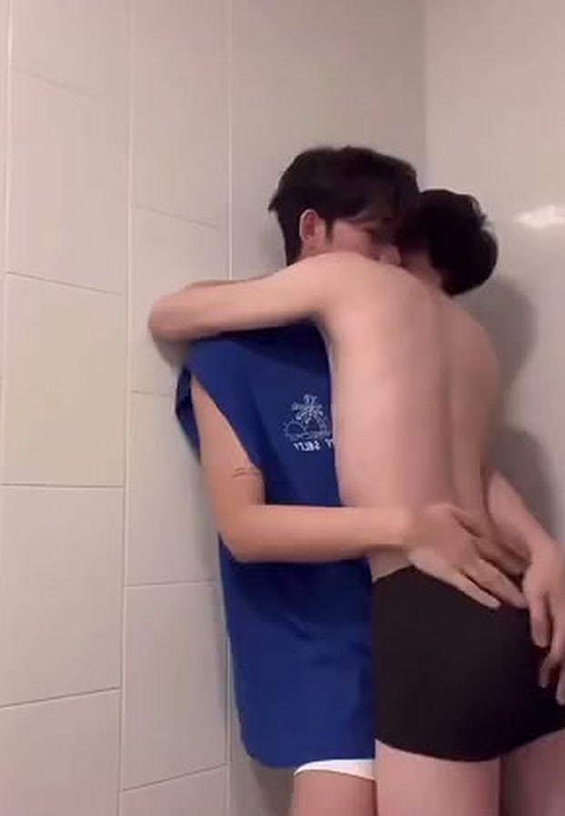 เกย์อมควยไทย คู่หนุ่มเล่นกันในห้องอาบน้ำแบบใกล้ชิด screenshot 1