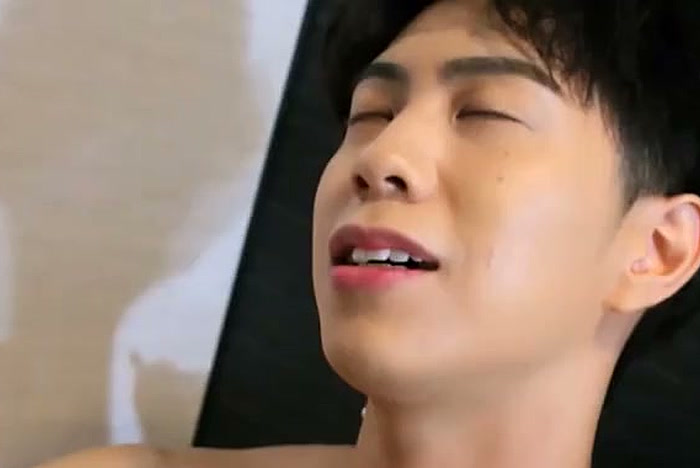 เย็ดเกย์ญี่ปุ่น คู่หนุ่มกล้ามแน่นผลัดกันรุกบนเตียง screenshot 2