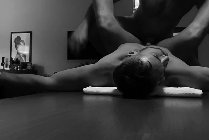 หนังเกย์โรงแรม นักธุรกิจหุ่นแน่นจัดหนักในห้องสวีท screenshot 2