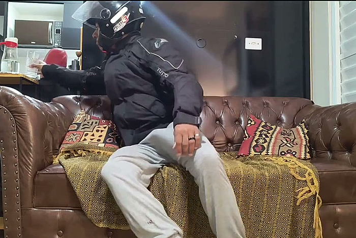 หนังเกย์บราซิล ไรเดอร์หนุ่มรับงานเสียวกับลูกค้าในห้องพัก screenshot 1
